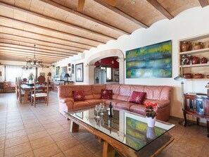 Fernseher, Kamin, Tischtennisplatte