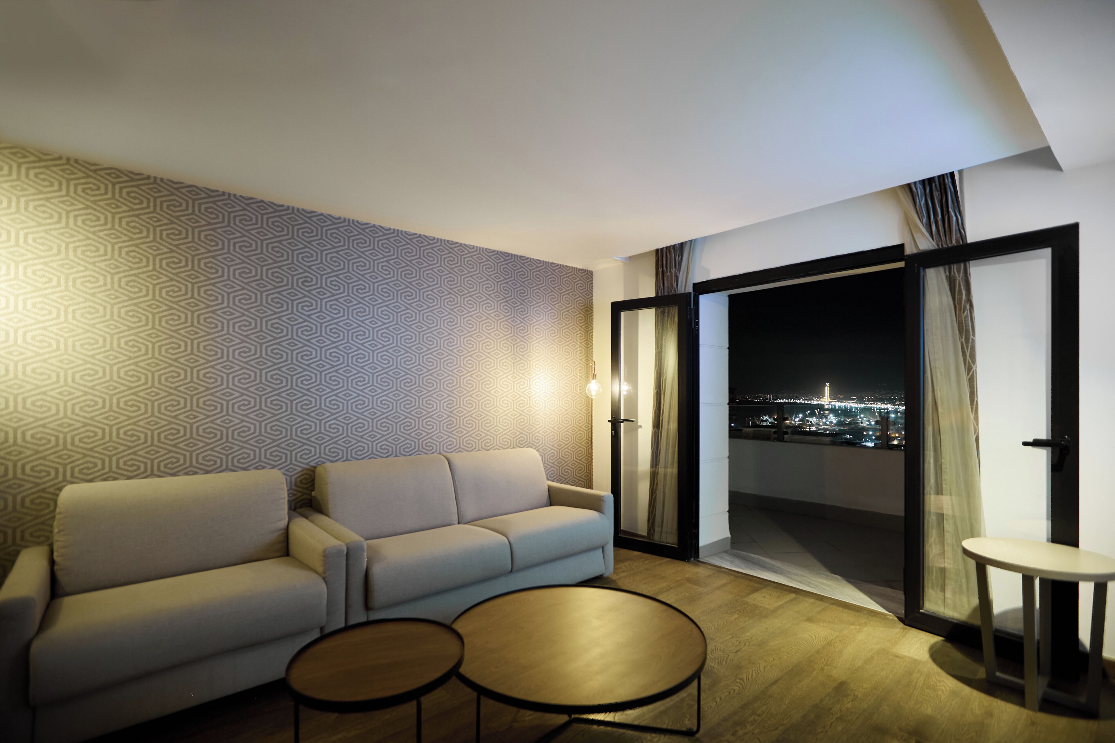 精品套房 | 迷你吧（备有免费物品）、客房内保险箱、办公桌、笔记本电脑工作区