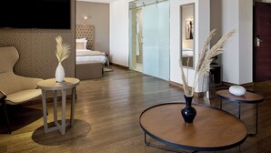 عناصر مج انية داخل الميني بار وخزنة داخل الغرفة ومكتب