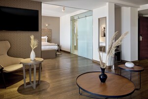 Elite Suite | Free minibar, in-room safe, desk, laptop workspace