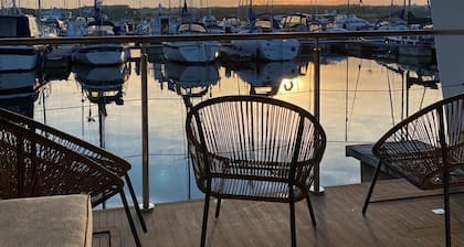 Island Harbour Houseboat