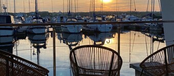 Island Harbour Houseboat