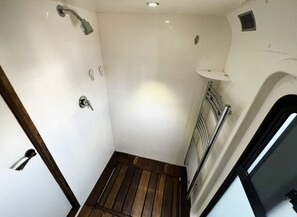 Douche, séchoir à cheveux, serviettes fournies