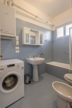 Hair dryer, bidet, towels, soap - Quiet Apartment by Wonderful Italy (Sanremo)