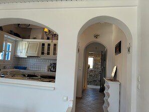 Großer Kühlschrank, Ofen, Wasserkocher, Toaster