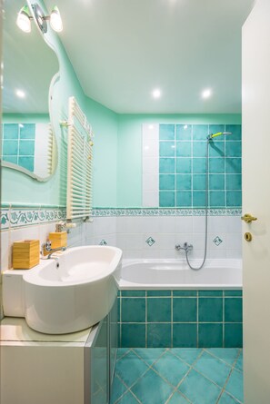 Ducha, secador de pelo, bidet, toallas