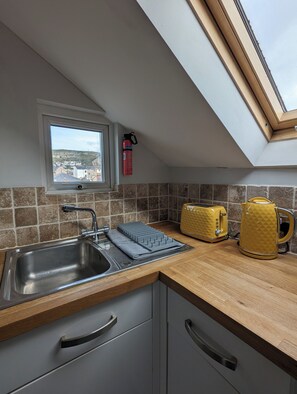 Frigorífico, microondas, horno y hervidor eléctrico