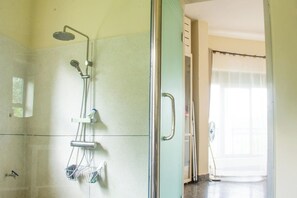 Buồng tắm vòi sen, máy sấy tóc, khăn tắm 