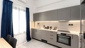 2 kamar tidur, brankas, tirai kedap cahaya, dan kedap suara