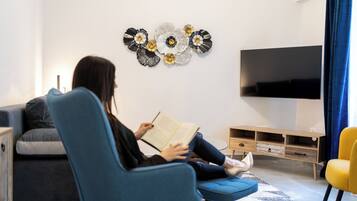 Televisi layar datar 43-inci dengan saluran TV digital