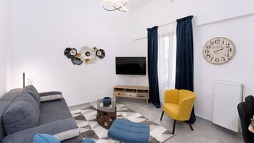 Apartemen Deluks, balkon, pemandangan kota | Area keluarga | Televisi layar datar 43-inci dengan saluran TV digital