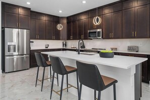 Geladeira, micro-ondas, fogão, cooktop