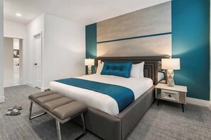 7 quartos, escrivaninha, ferros/tábuas de passar roupa, berço de viagem