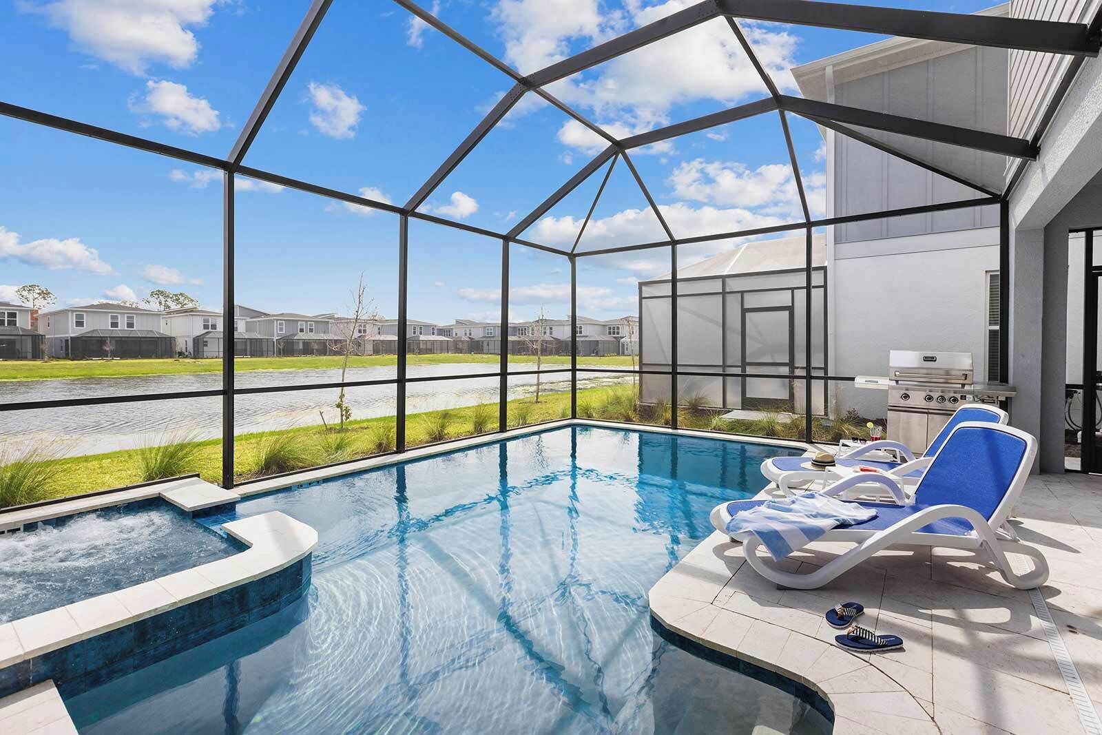 Utendørsbasseng og et oppvarmet basseng