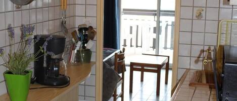 Microwave, oven, dishwasher, coffee/tea maker