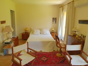 3 habitaciones, tabla de planchar con plancha, wifi y ropa de cama