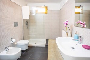 Séchoir à cheveux, serviettes fournies