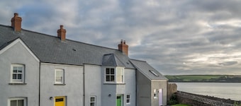 Yellow Cottage - 2 Bedroom Cottage - Dale