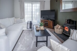 Smart TV, fireplace - Sunderland Avenue - 2 Bedroom - Pembroke Dock (Pembroke Dock)