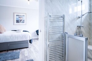 5 habitaciones, tabla de planchar con plancha, wifi y ropa de cama 