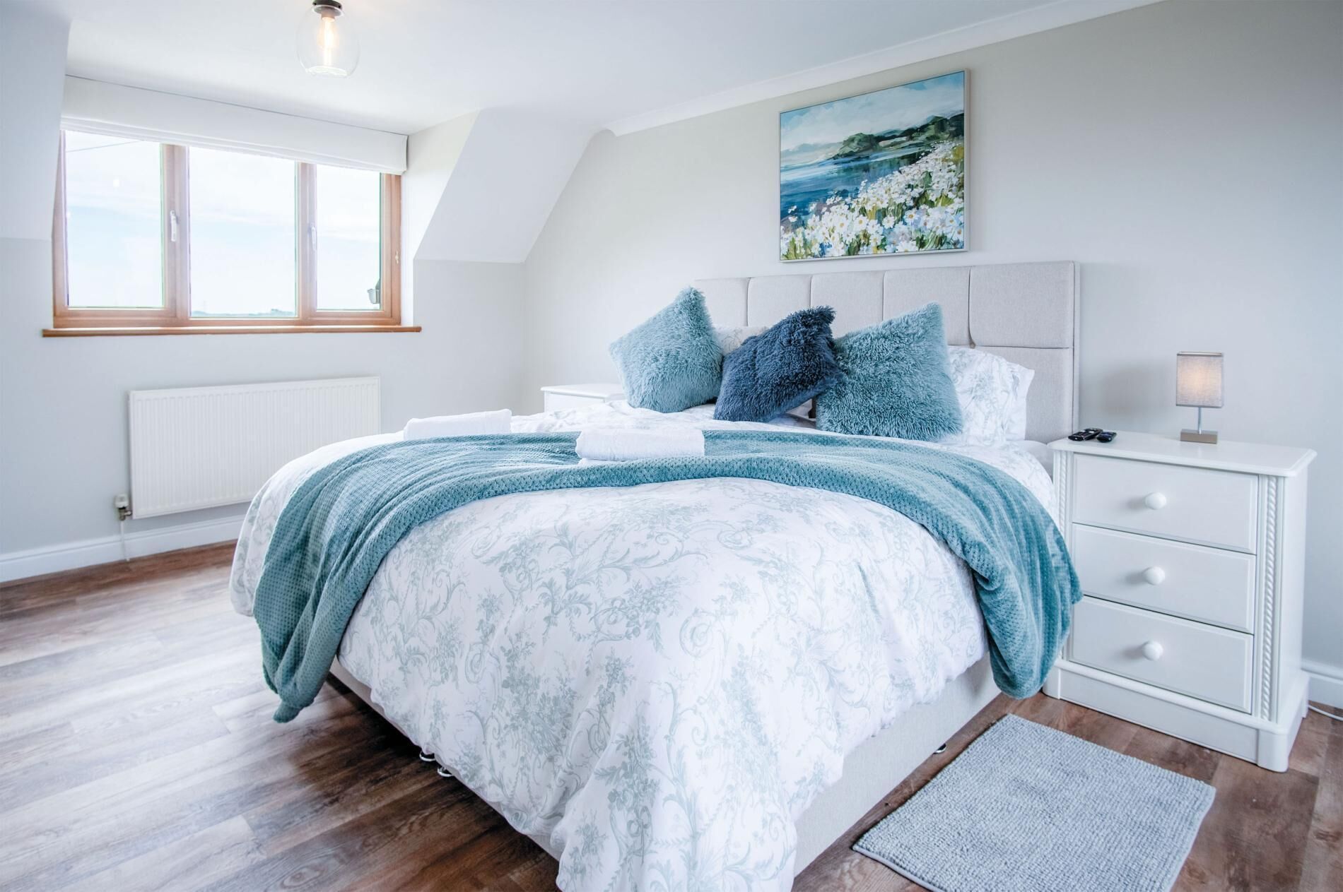 5 bedrooms, iron/ironing board, WiFi, bed sheets