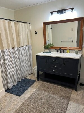 Shower, hair dryer, towels, toilet paper - Stroll to Park, Shops, Restaurants in Downtown WJ! (West Jefferson)