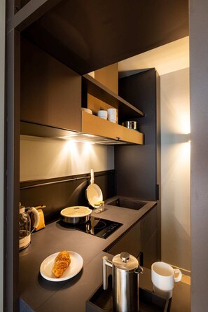Fridge, microwave, oven, stovetop - The Haydon - Luxurious Studio in Battersea (London)