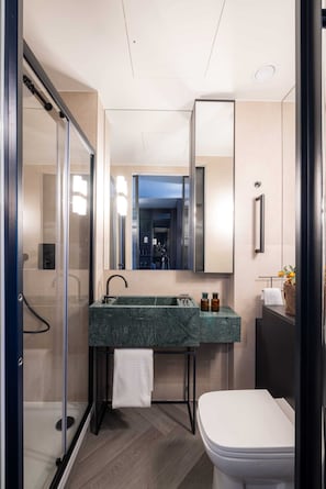 Articles de toilette écologiques, sÚche-cheveux, serviettes fournies