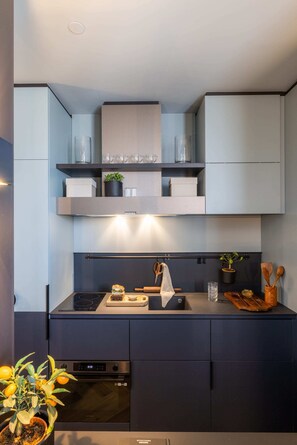 Fridge, microwave, oven, stovetop - Lux Superior Studio - Cinema, Gym, Roof Terrace (London)