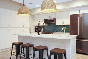 Kjøleskap, mikrobølgeovn, ovn og kokeplater