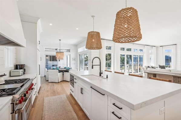 Kühlschrank, Mikrowelle, Ofen, Geschirrspüler