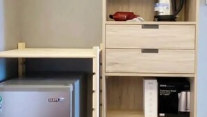 A compact room with a built-in refrigerator, a coffee maker, and a drawer unit. - The Reef Diving Resort 海景雙人房b (Taitung County)