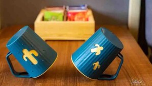 Two blue mugs with a white cross design on a wooden table. - The Reef Diving Resort 海景雙人房b (Taitung County)