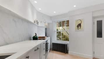 House | Private kitchen | Fridge, oven, stovetop, dishwasher