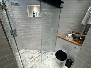 Hus | Bad | Dusj, toalettartikler (inkludert), hårføner og håndklær