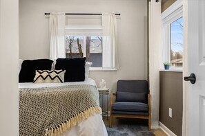 4 bedrooms, iron/ironing board, WiFi
