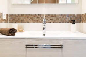 Douche, sèche-cheveux, serviettes fournies