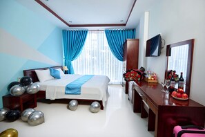 Deluxe tweepersoonskamer, uitzicht op de stad | Luxe beddengoed, een minibar, een bureau, een laptopwerkplek