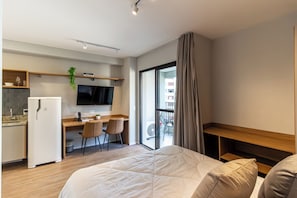 Desk, laptop workspace, free WiFi, bed sheets - 360 Pulse Higienópolis  (São Paulo)