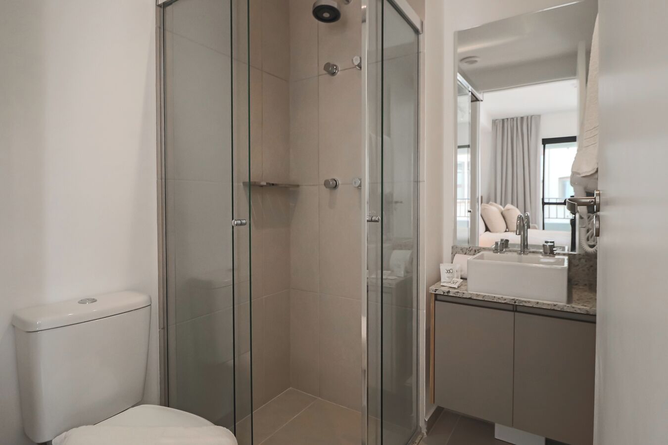 Studio Confort (485332) | Salle de bain | Douche, douche à « effet pluie », sèche-cheveux, serviettes fournies