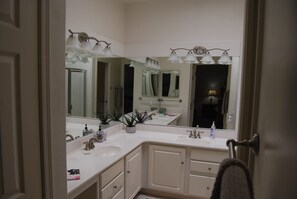 Towels, soap, shampoo, toilet paper - The 18th Hole at Green Valley (Green Valley)