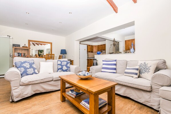 A living room with two sofas, a coffee table, and a bookshelf. - Beautiful 4 Bedroom Villa with Sea Views (Javea / Xàbia)