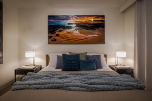 2 chambres, bureau, fer et planche à repasser, lit parapluie