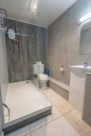 Doccia, vasca idromassaggio, asciugamani, sapone