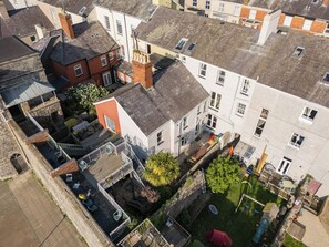 Una zona residencial con varios edificios, una escalera visible y un pequeño jardín.