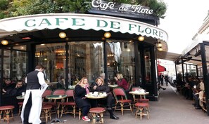 Outdoor dining - A DESIGNER PLACE WITH MODERN LUXURY & WARM ATMOSPHERE-RUE CLÉMENT-SAINT GERMAIN (Paris)