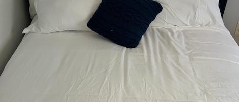 1 sovrum, strykjärn/strykbräda och sängkläder