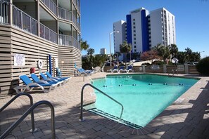 Piscine couverte, piscine extérieure