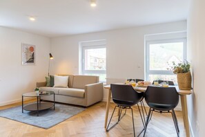 Comfort Apart Daire | Oturma alanı | Akıllı televizyon, Netflix, oyuncaklar, streaming platformları 