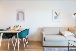 Apartamento real, sacada, vista para o vale | Área de estar | Smart TV 42 polegadas com canais via satélite, Netflix, brinquedos